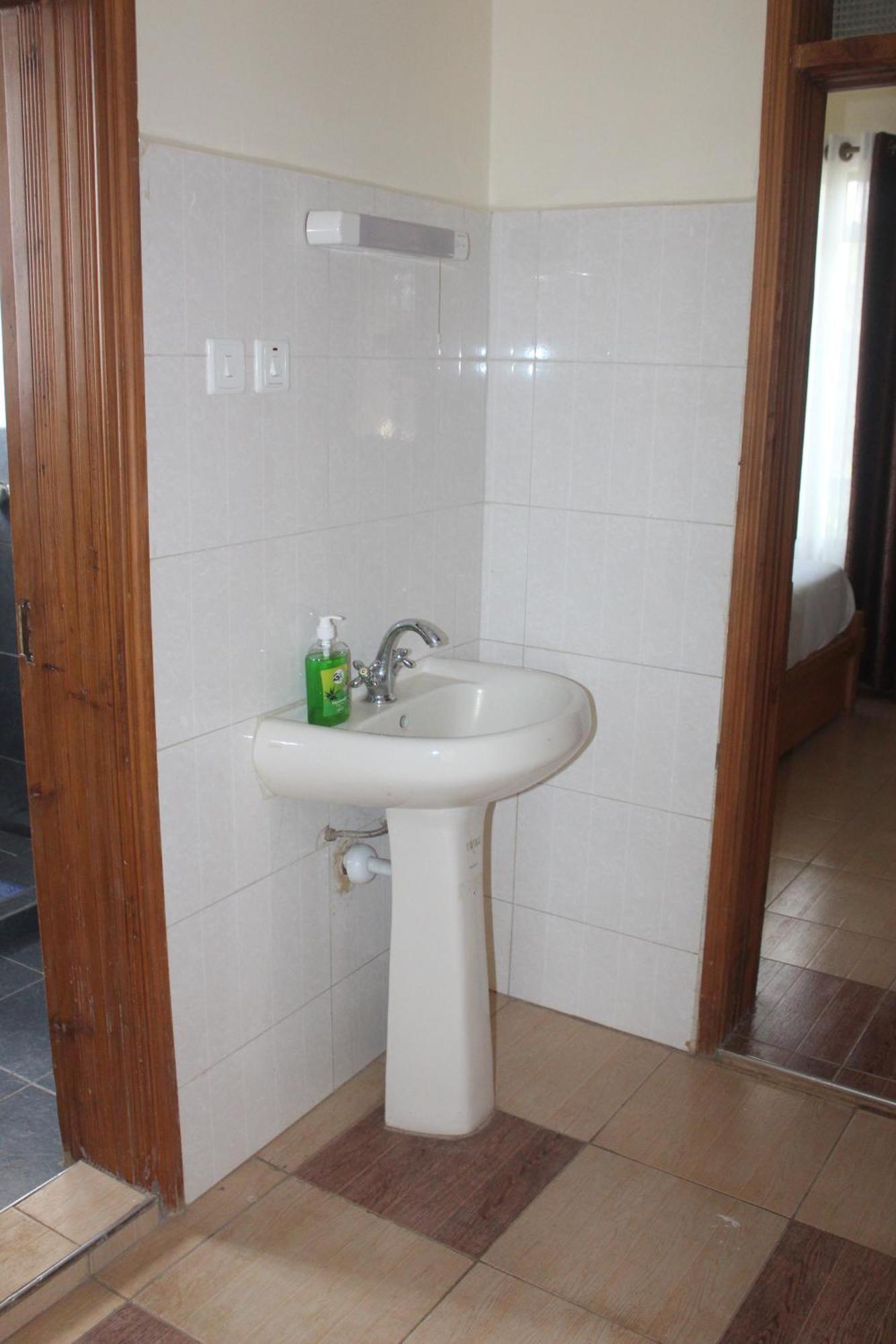 Eshborns House - Near Jomo Kenyatta International Airport And Sgr With Shuttle Services Syokimau 외부 사진